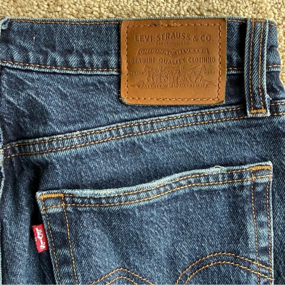 Levi’s Premium Wedgie Straight Jeans Size 26 Dark Wash Raw Hem - Picture 5 of 7